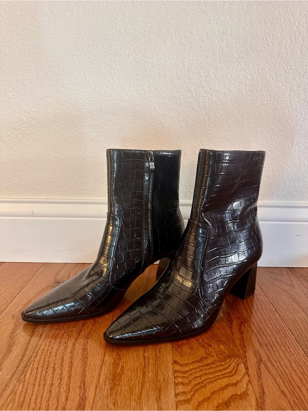 DKNY Sunny Black Croc-Embossed Pointed-Toe Ankle Booties – Size 9.5 (NWOT)